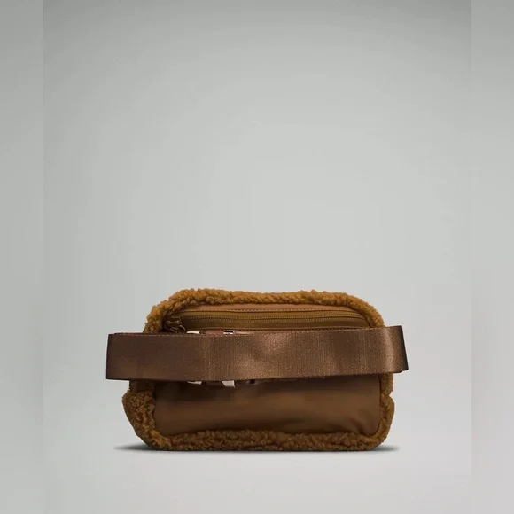 NWOT lululemon Everywhere Belt Bag 1L Fleece Unisex - Picture 3 of 10